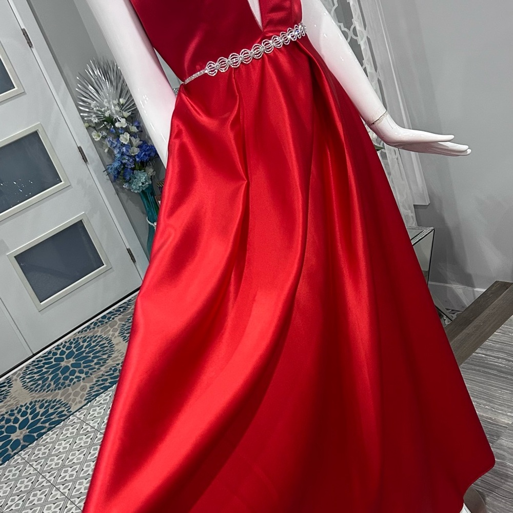 NWT 🩸Elegant Red Evening Gown. - Picture 9 of 17